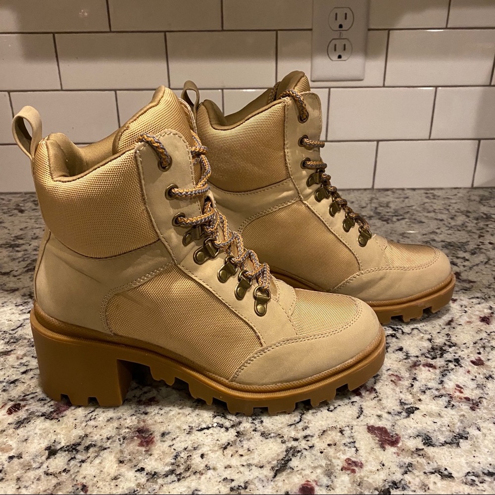 Tan Platform Hiking Boots Women’s Size 7.5